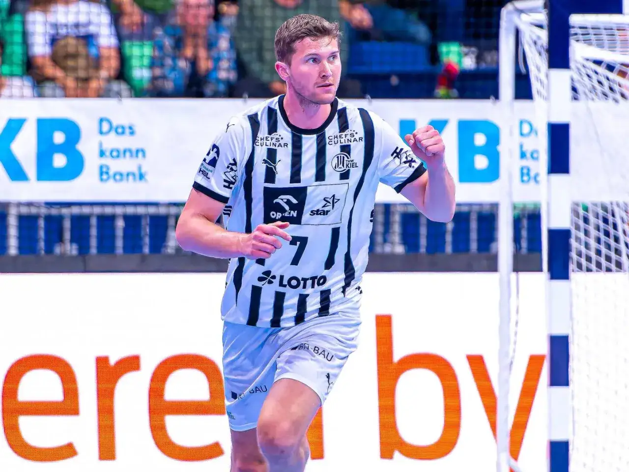 Magnus Landin Jacobsen, bramkarz THW Kiel, świętuje zdobycie bramki.