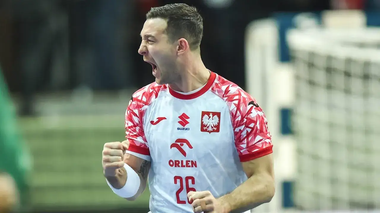 Krajewski w akcji, radość po zdobyciu bramki w meczu piłki ręcznej. Duma z orzełka na piersi.