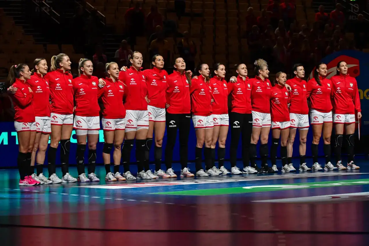 Reprezentacja Polski w piłce ręcznej kobiet stoi w rzędzie, gotowa do meczu z Kosowem.