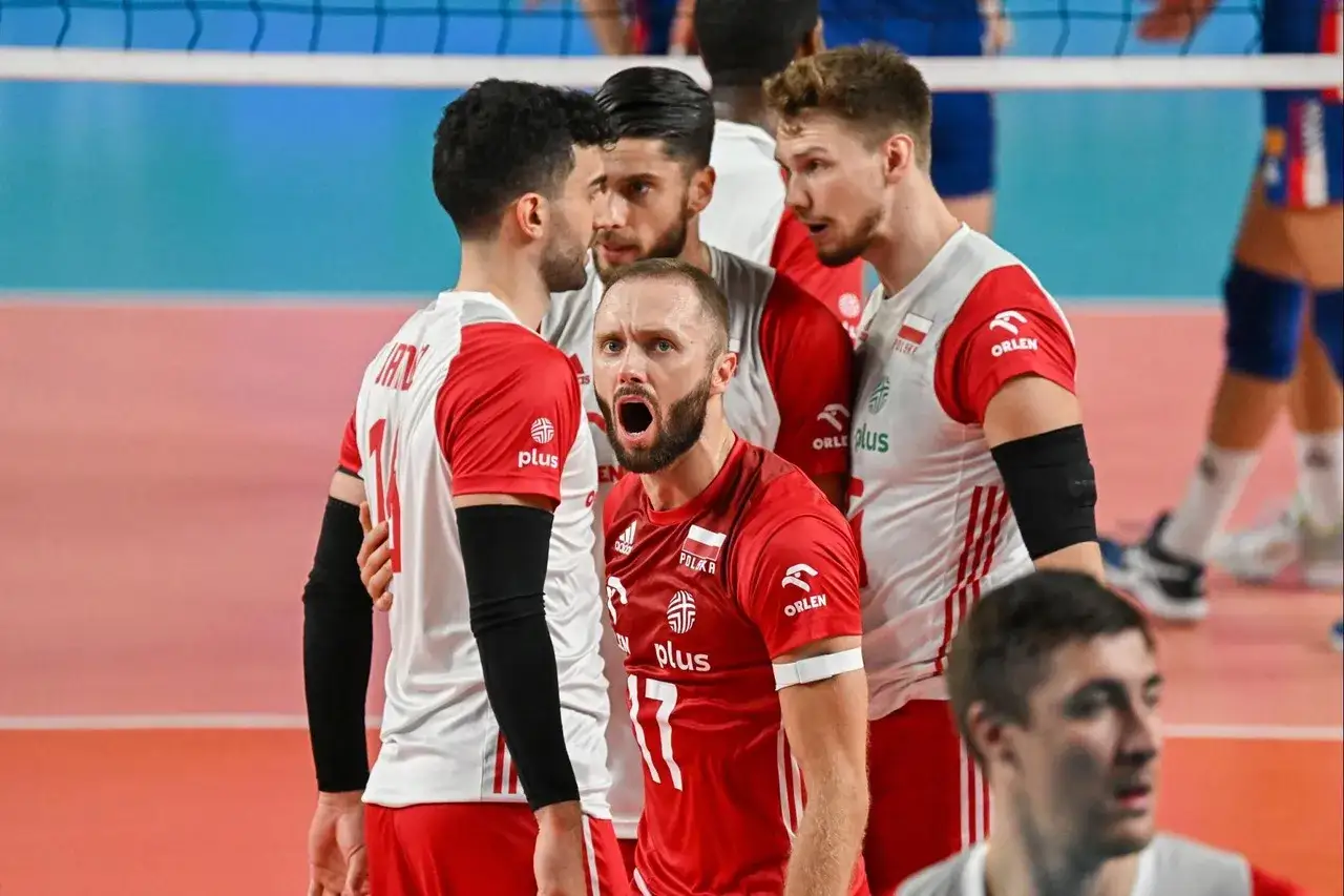 Emocje na boisku podczas meczu Polska-Egipt. Siatkarze w biało-czerwonych strojach dyskutują.