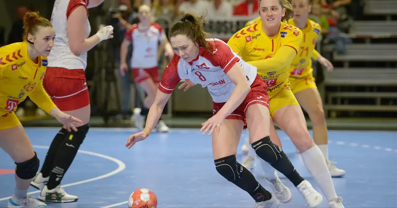 Zacięta walka o piłkę podczas finału piłki ręcznej. Zawodniczka w białej koszulce z numerem 8 próbuje odebrać piłkę rywalce w żółtym stroju.