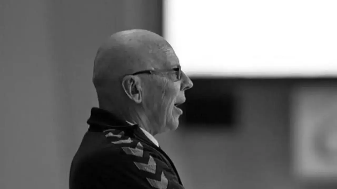 Edward Jankowski w okularach, łysy, w czarnej kurtce z charakterystycznymi strzałkami.