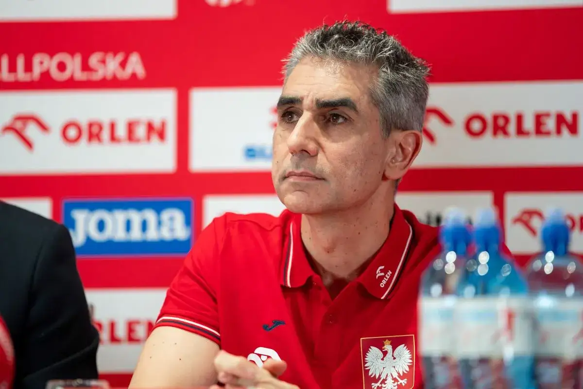 Jota Gonzalez, w czerwonej koszulce z orłem, podczas konferencji prasowej. W tle logo Orlen i Joma.