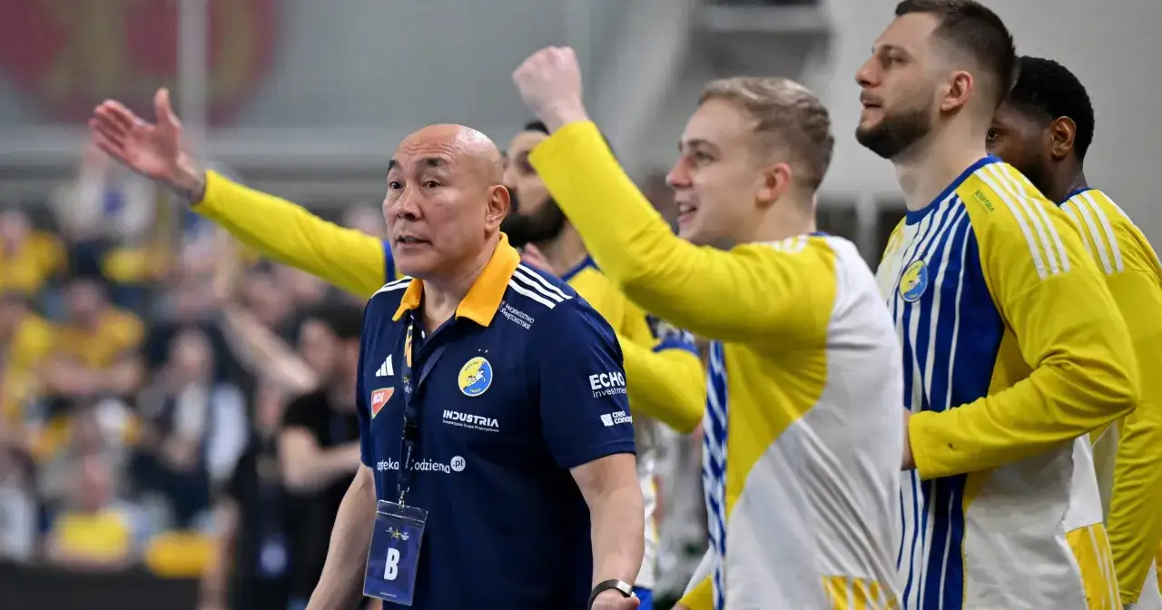 Trener i zawodnicy w ż&oacute;łto-niebieskich strojach świętują sukces w Lidze Mistrz&oacute;w. Kielce g&oacute;rą!