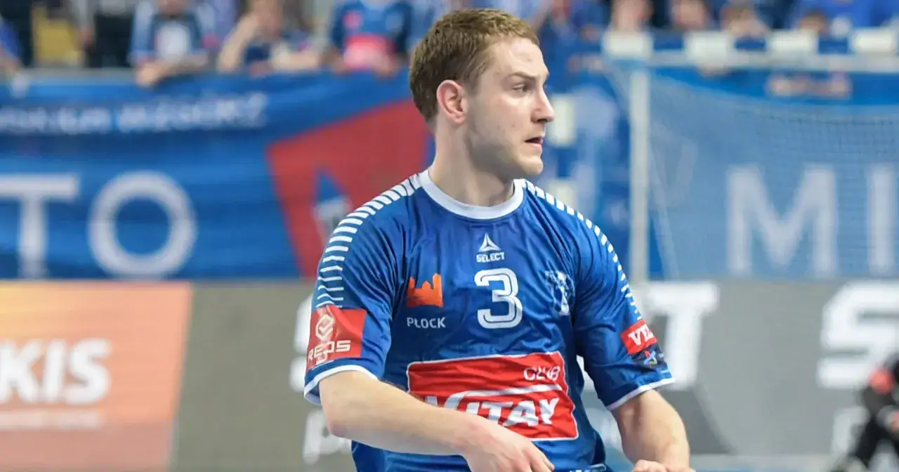 Michał Daszek w niebieskiej koszulce z numerem 3, gotowy do gry.