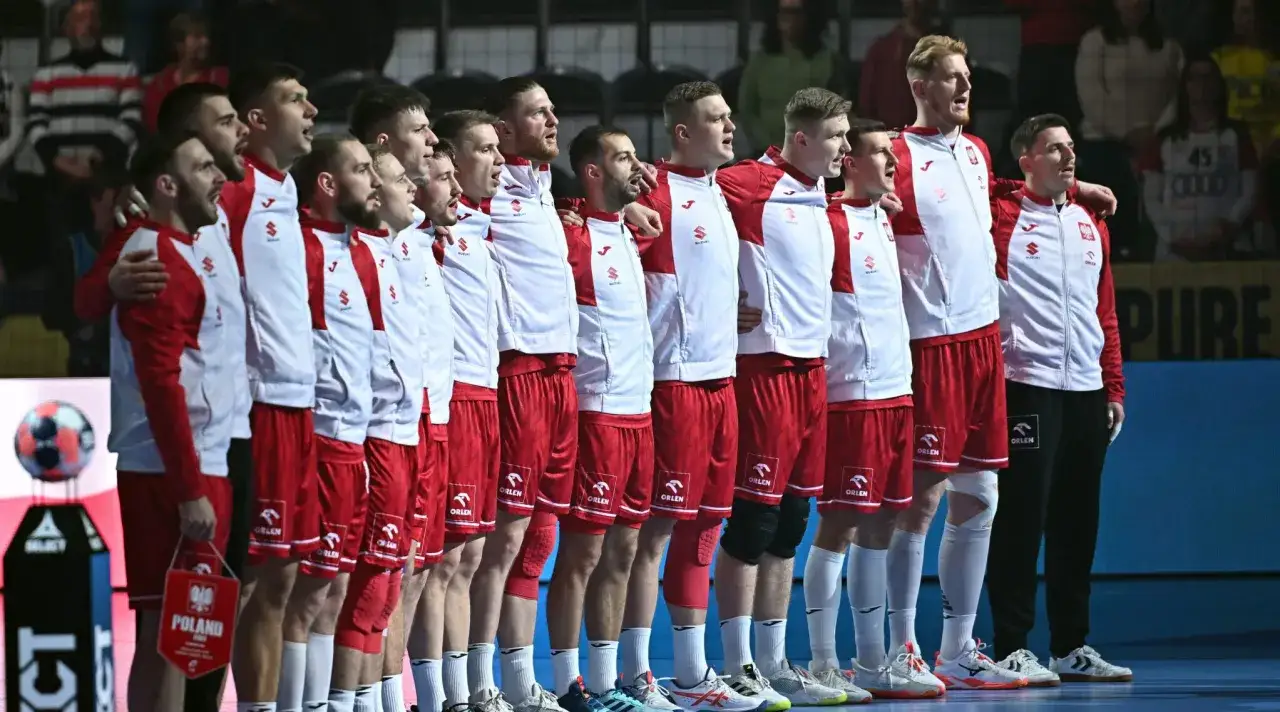 Drużyna piłkarzy ręcznych Polski w strojach narodowych przed meczem. Sprawdź piłka ręczna mistrzostwa świata terminarz.