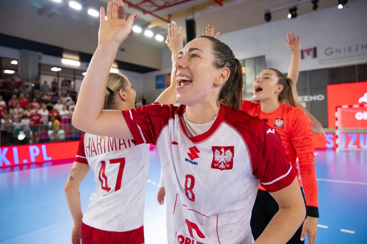 Radosne zawodniczki w biało-czerwonych strojach świętują zwycięstwo w meczu piłki ręcznej Polska-Słowacja.