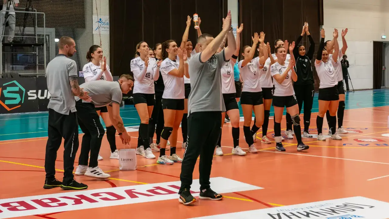 Drużyna siatkarek, galiczanka lwów, klaszcze po meczu.