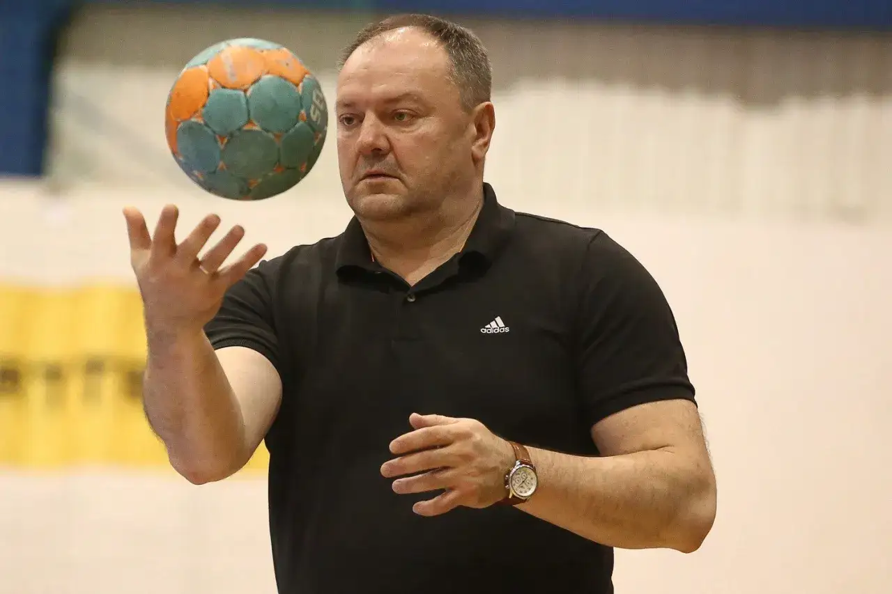 Rafał Malinowski, trener, rzuca piłką do ręcznej.