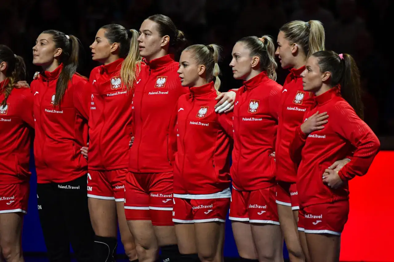 Drużyna piłki ręcznej kobiet Polski w czerwonych strojach, z orłem na piersi, gotowa do gry.