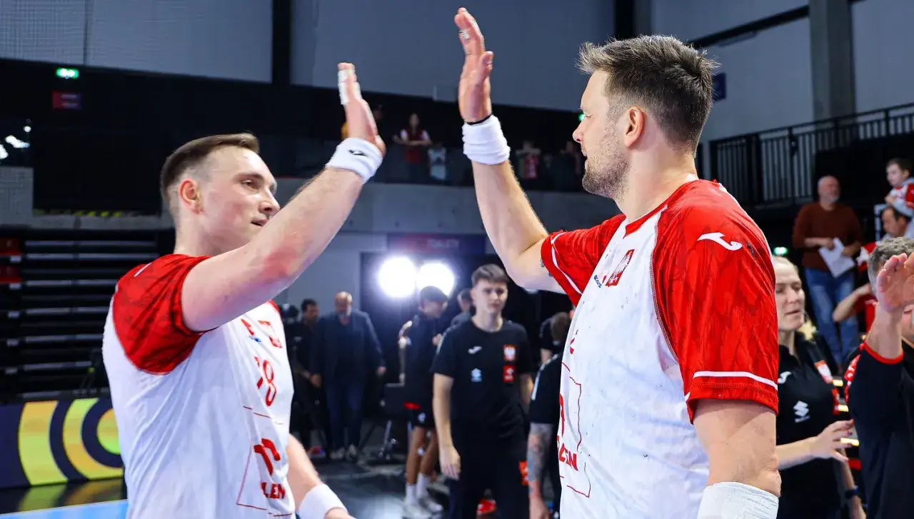 Dwóch zawodników w biało-czerwonych strojach świętuje sukces w eliminacjach mistrzostw europy w piłce ręcznej grupa polska.