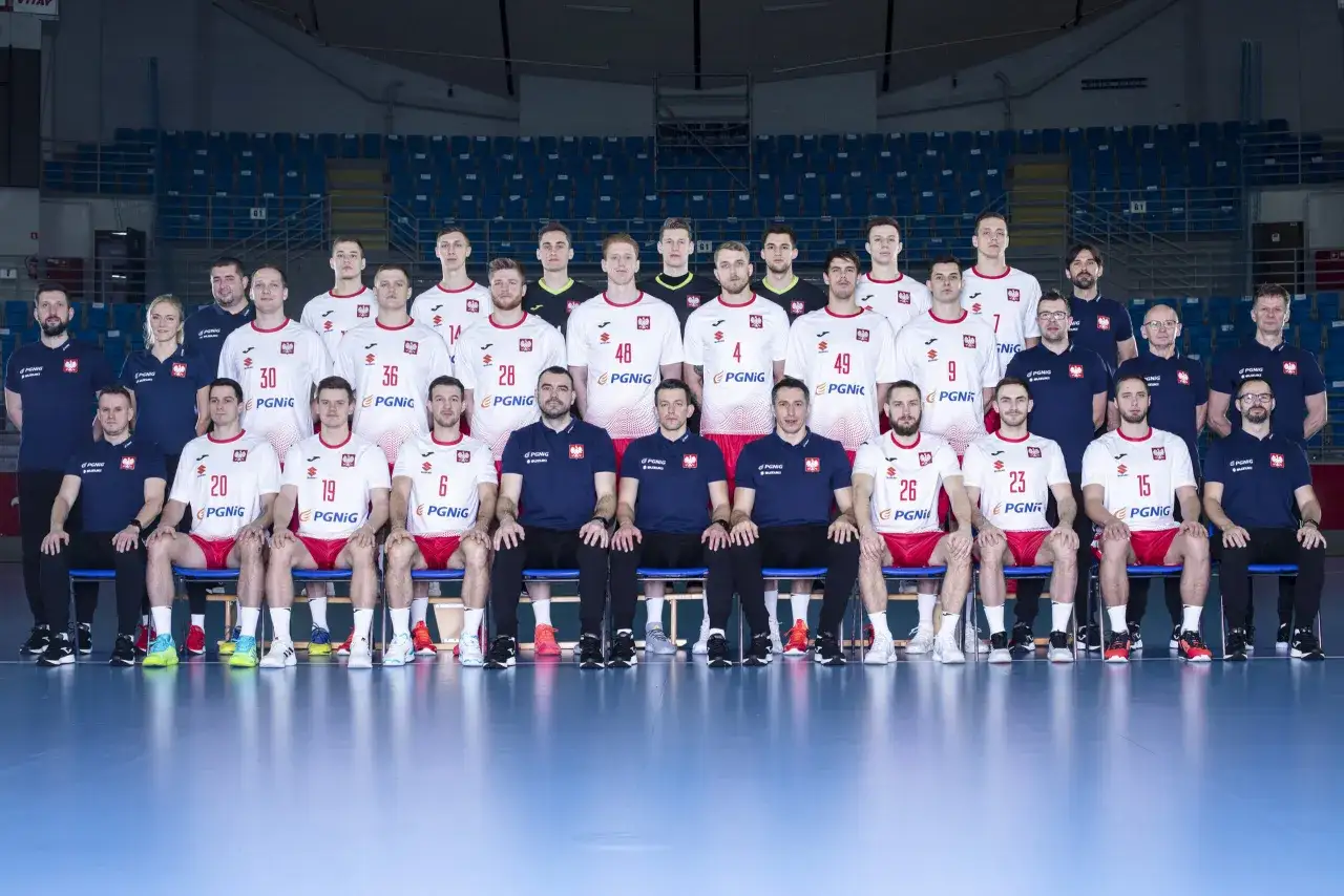 Drużyna piłki ręcznej Polska w komplecie, gotowa do gry.