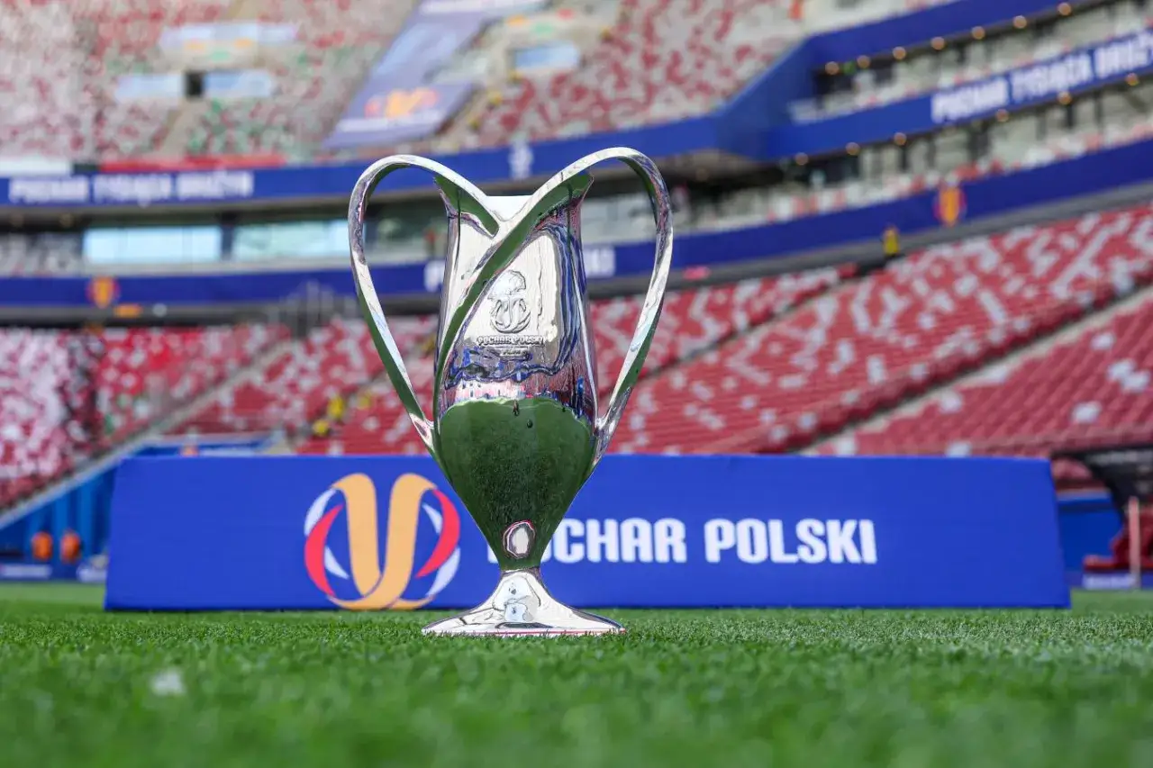 Trofeum Pucharu Polski na murawie stadionu. Już wkrótce rozstrzygną się półfinały Pucharu Polski.