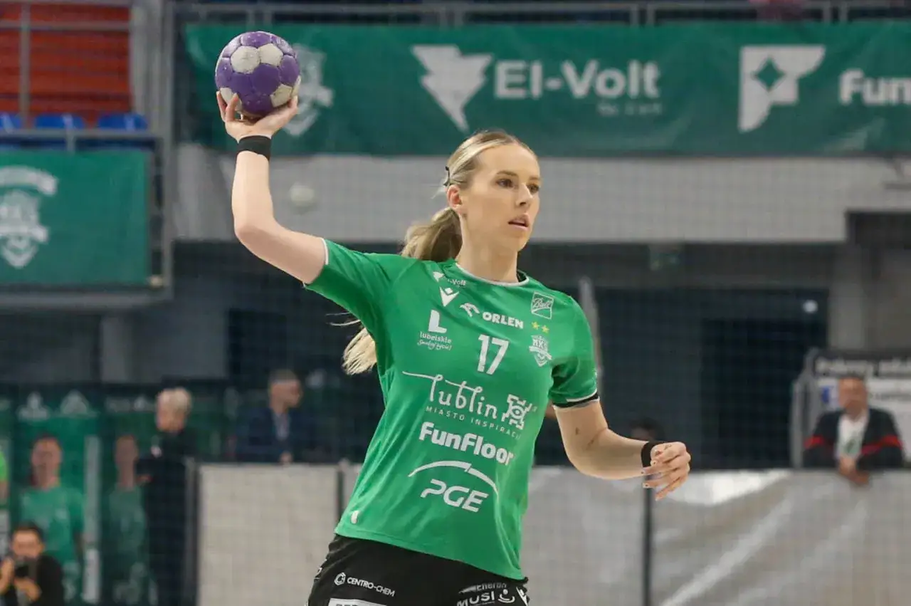 Piłkarka MKS FunFloor Lublin z piłką w ręce, gotowa do rzutu.