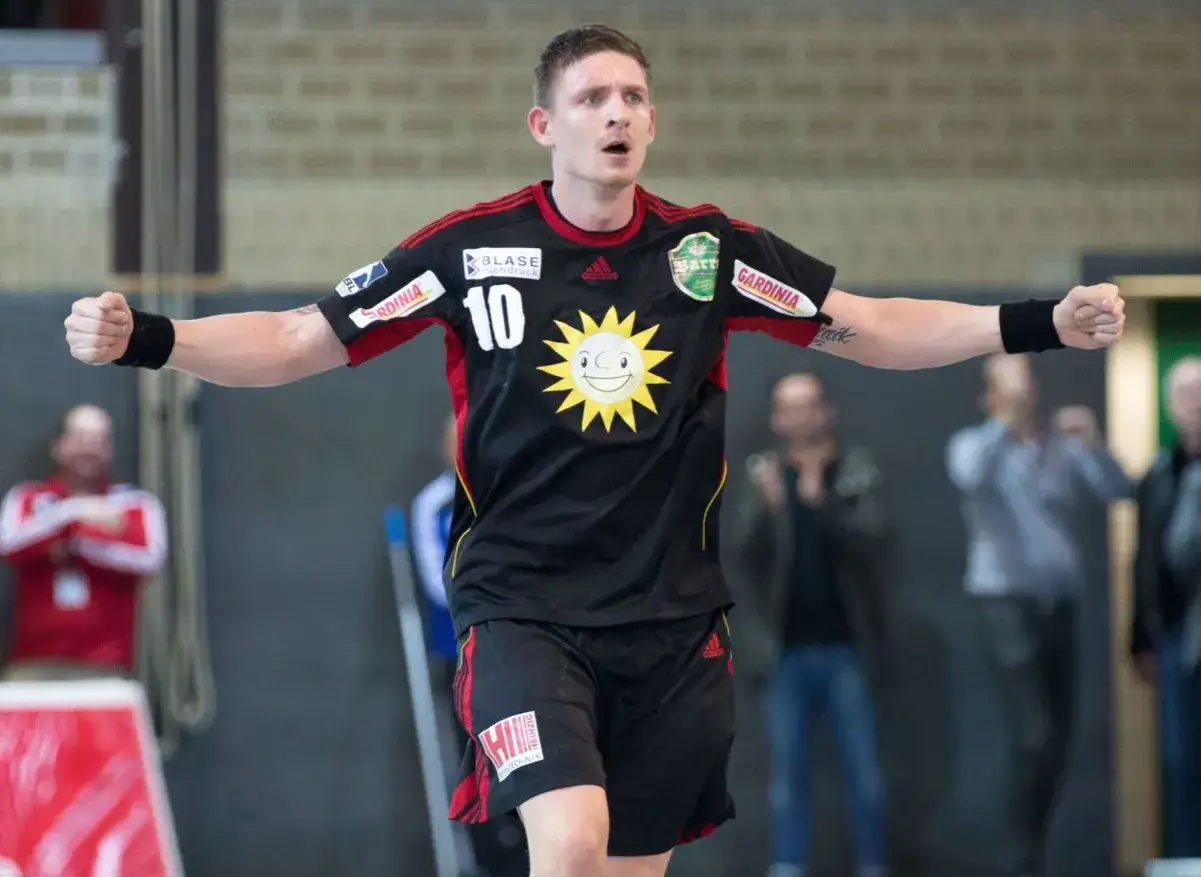 Łukasz Gierak, zawodnik z numerem 10 na koszulce, cieszy się po zdobyciu punktu.
