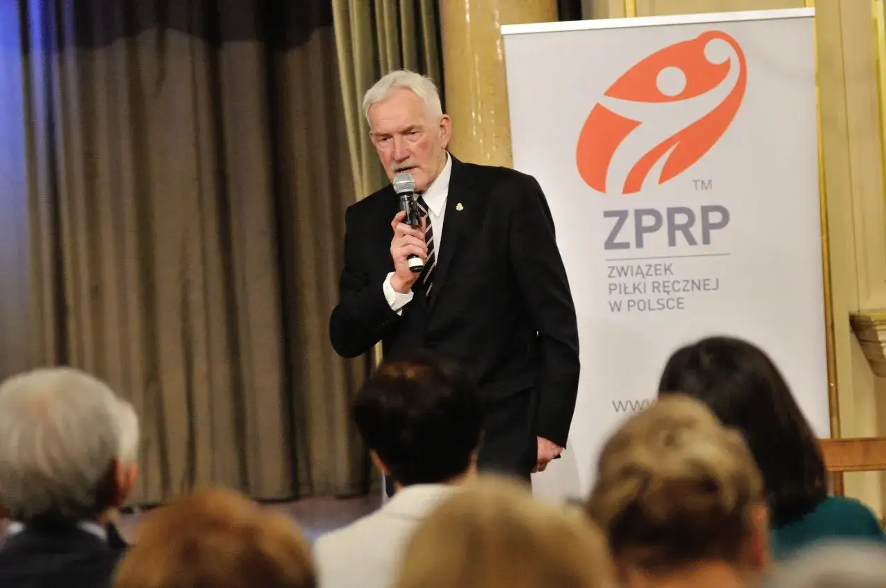 Zygfryd Kuchta przemawia do publiczności na tle baneru ZPRP.