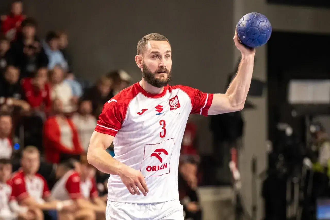 Piłkarz ręczny w koszulce z numerem 3 i godłem Polski gotowy do rzutu. Sprawdź piłka ręczna terminarz Polska!