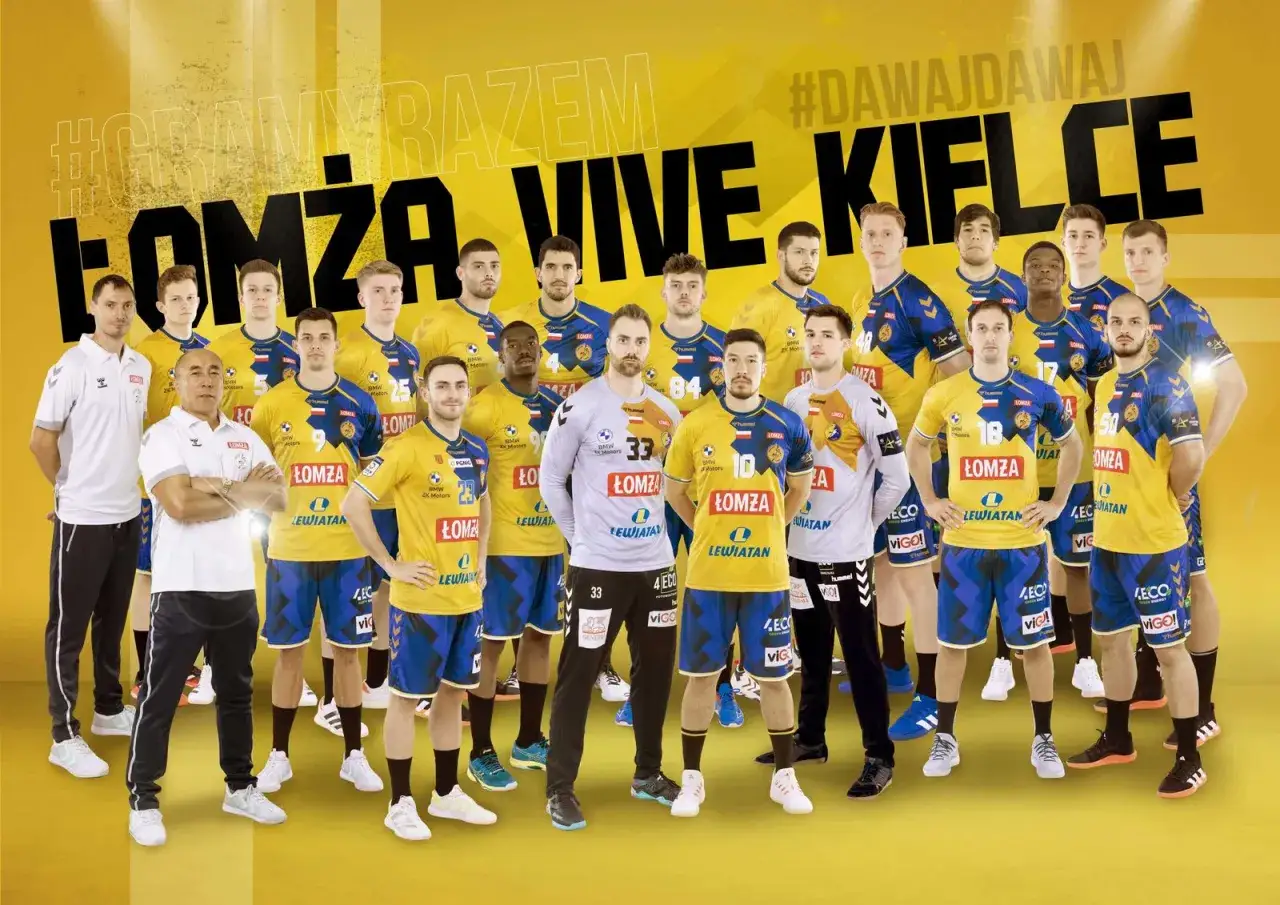 Drużyna piłkarzy ręcznych Łomża Vive Kielce w ż&oacute;łto-niebieskich strojach, gotowa do walki.