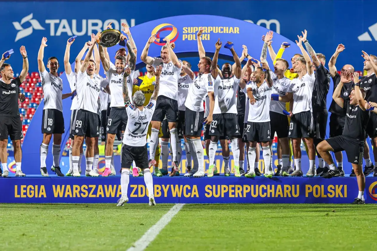 Drużyna Legii Warszawa świętuje zdobycie Superpucharu Polski, wznosząc trofeum i ciesząc się z wygranej.