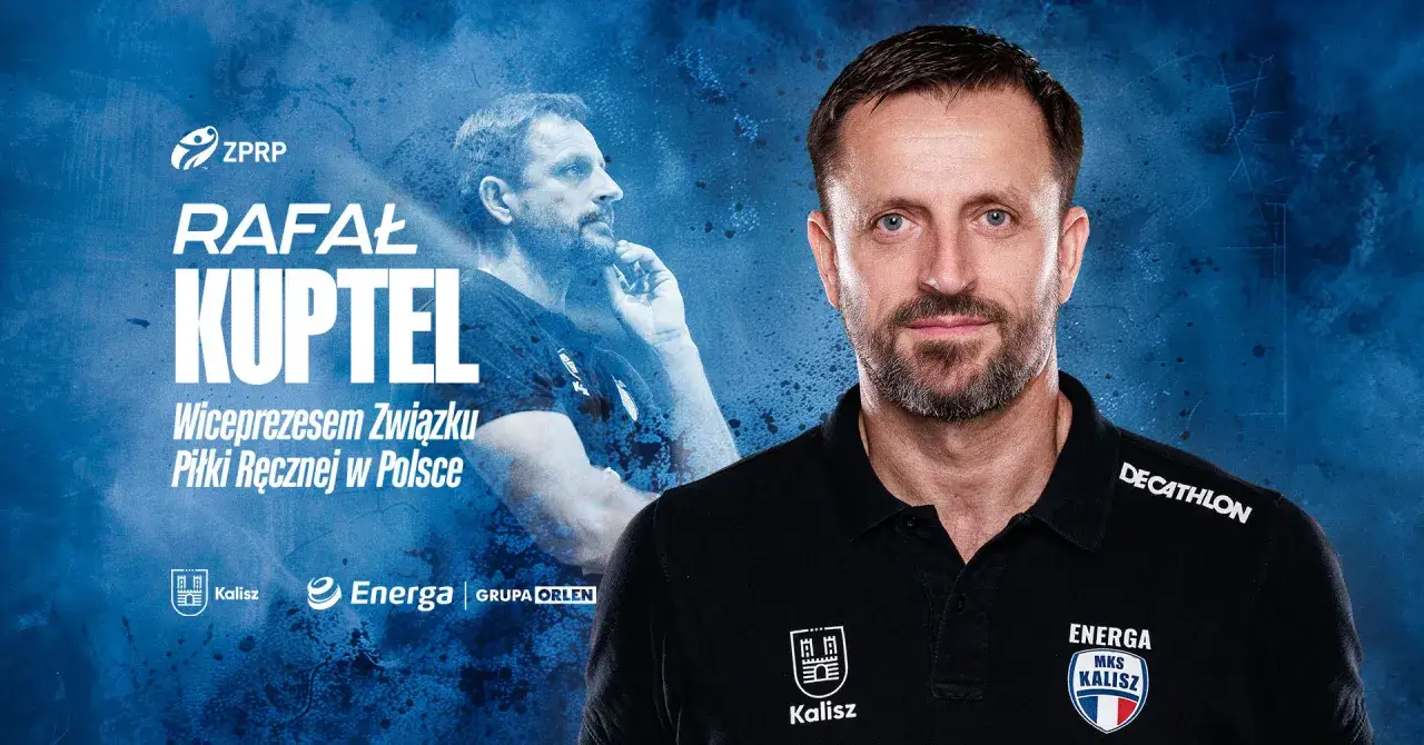 Rafał Kuptel, wiceprezes ZPRP, w czarnej koszulce z logo MKS Kalisz. W tle jego sylwetka i napis