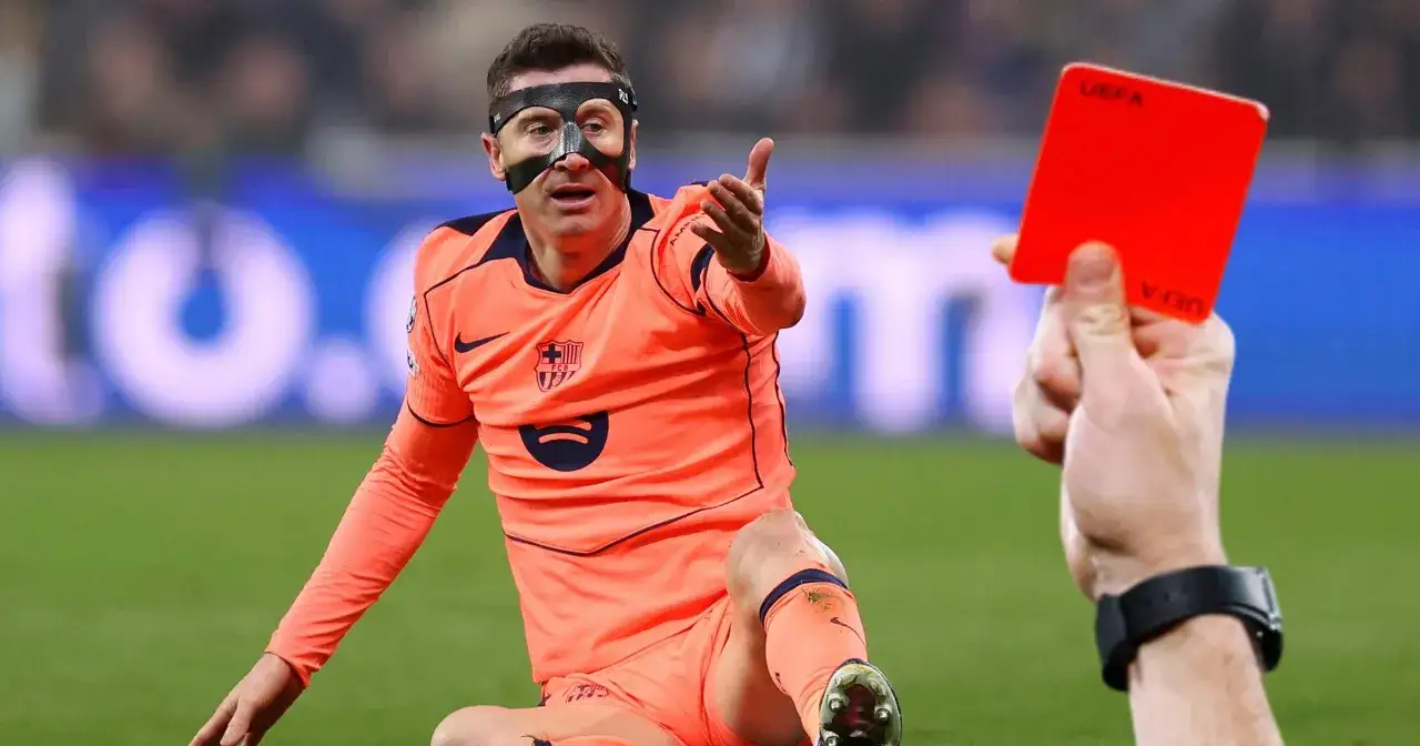 Piłkarz w masce, Robert Lewandowski, protestuje, gdy sędzia pokazuje mu czerwoną kartkę. Jak bardzo czerwona kartka na ile wyklucza z gry?