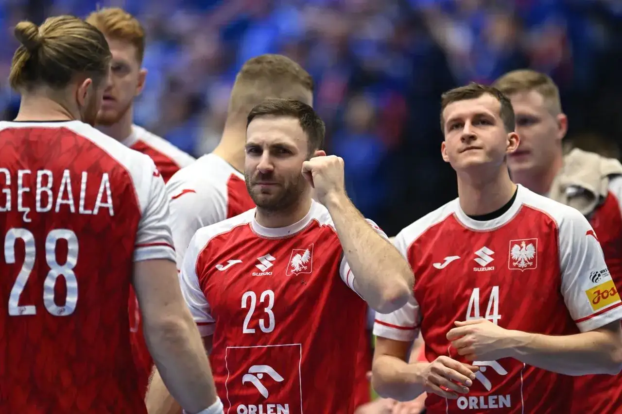 Piłkarze ręczni Polski w biało-czerwonych strojach, gotowi do meczu z Włochami.
