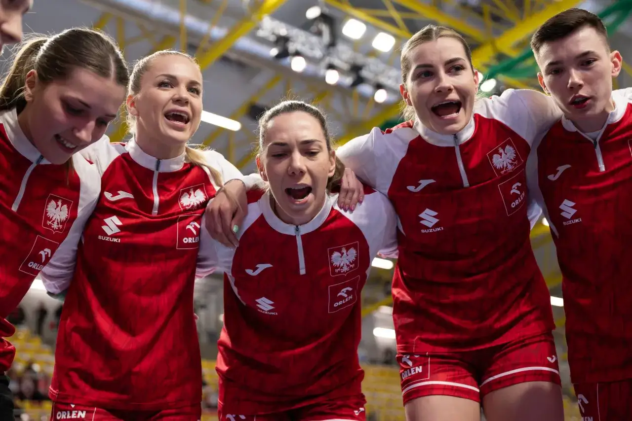 Radosne zawodniczki w biało-czerwonych strojach świętują zwycięstwo. Polska Serbia piłka ręczna - emocje na najwyższym poziomie!