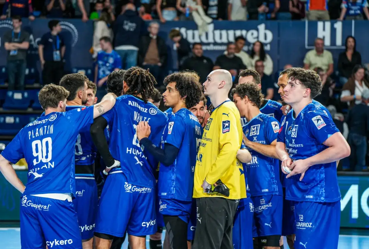 Drużyna Montpellier Handball w niebieskich strojach, z numerem 90 na plecach, szykuje się do gry.