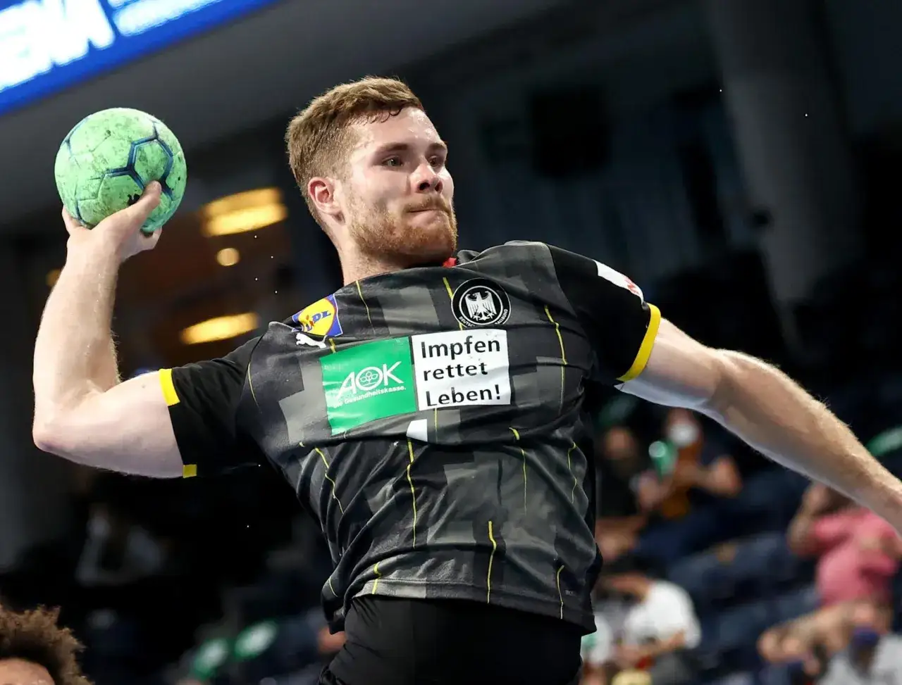 Johannes Golla rzuca piłką ręczną, gotowy do zdobycia punktu.