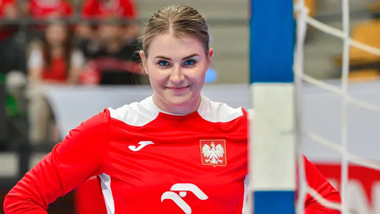 Uśmiechnięta Natalia Nosek w czerwonej koszulce z orłem, gotowa do gry.