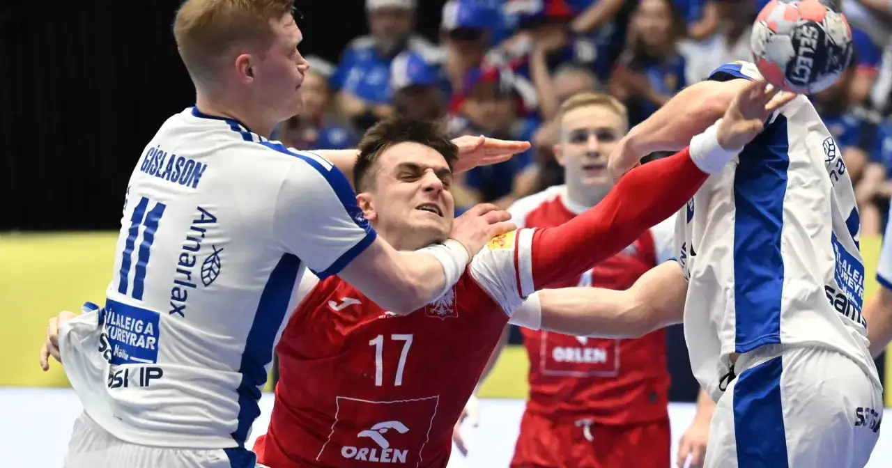 Zacięta walka na parkiecie podczas meczu liga europy piłka ręczna. Zawodnicy walczą o piłkę, jeden z nich w czerwonej koszulce z numerem 17.