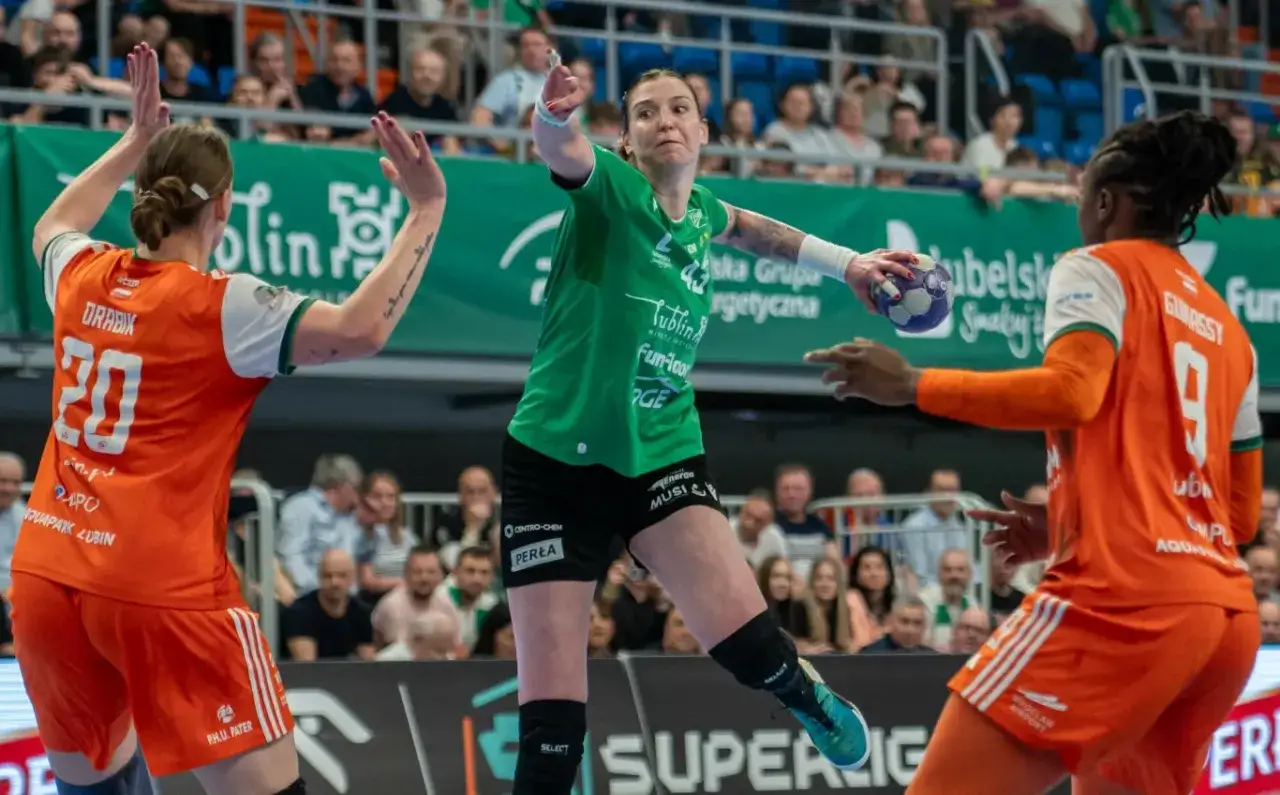 Piłkarki ręczne walczą o piłkę. Zbliża się superliga#piłka ręczna terminarz.