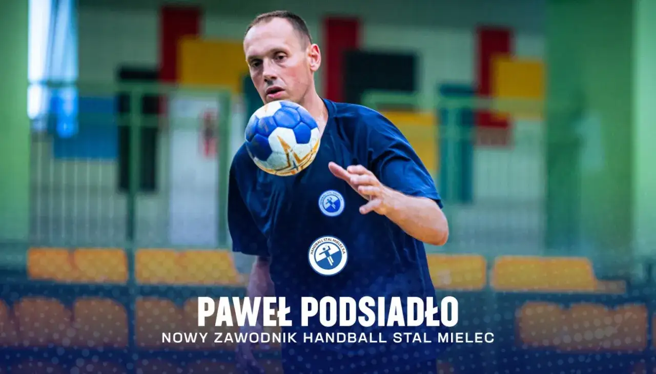 Paweł Podsiadło, nowy zawodnik Stali Mielec, łapie piłkę do piłki ręcznej na tle hali sportowej.