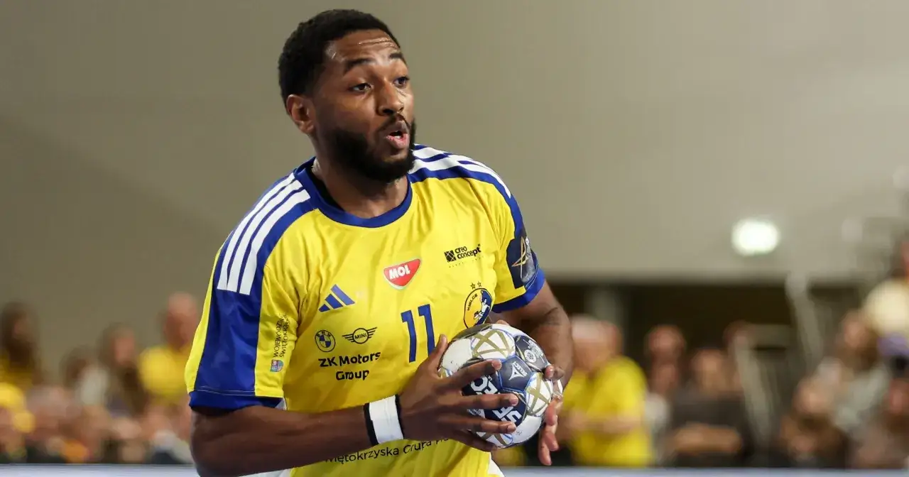 Piłkarz Vive Kielce z piłką, gotowy do gry w Lidze Mistrz&oacute;w. Sprawdźcie nasz terminarz!