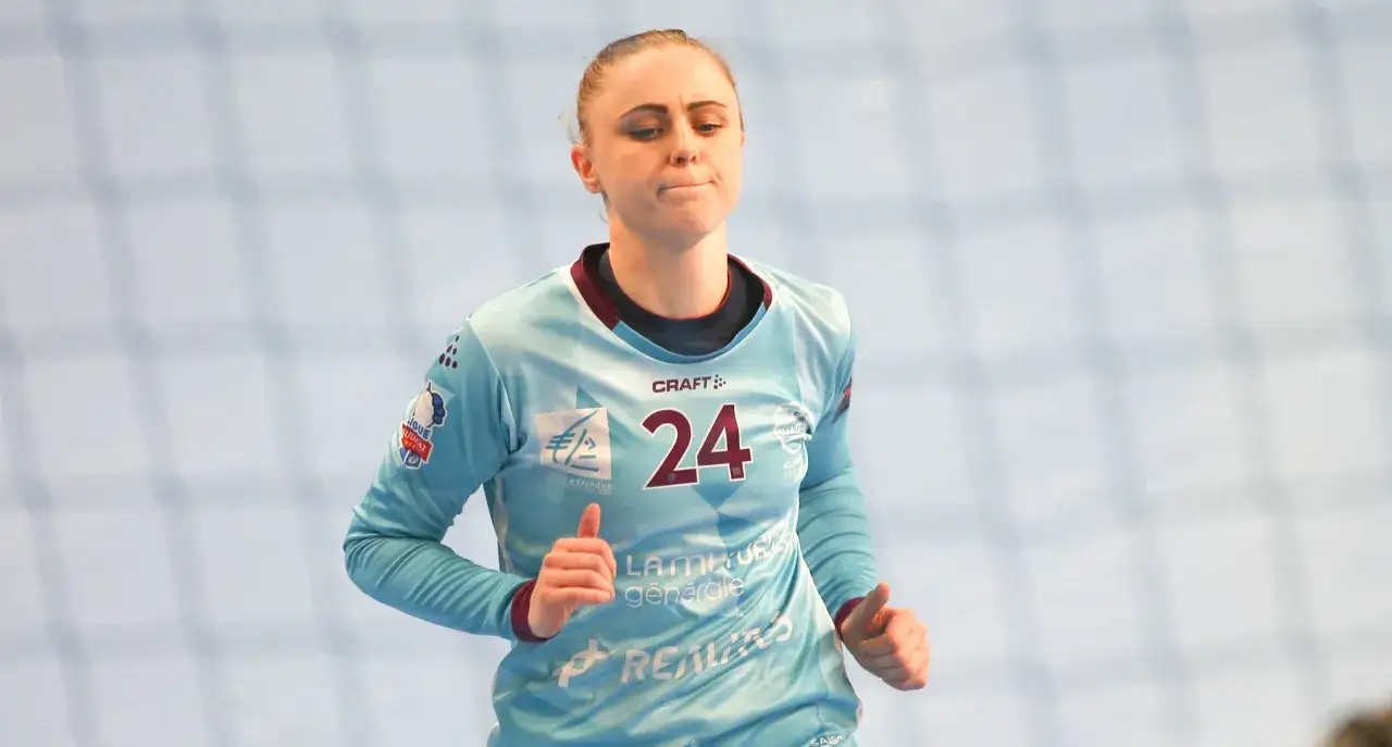 Adrianna Płaczek, zawodniczka z numerem 24 na koszulce, biegnie podczas meczu.