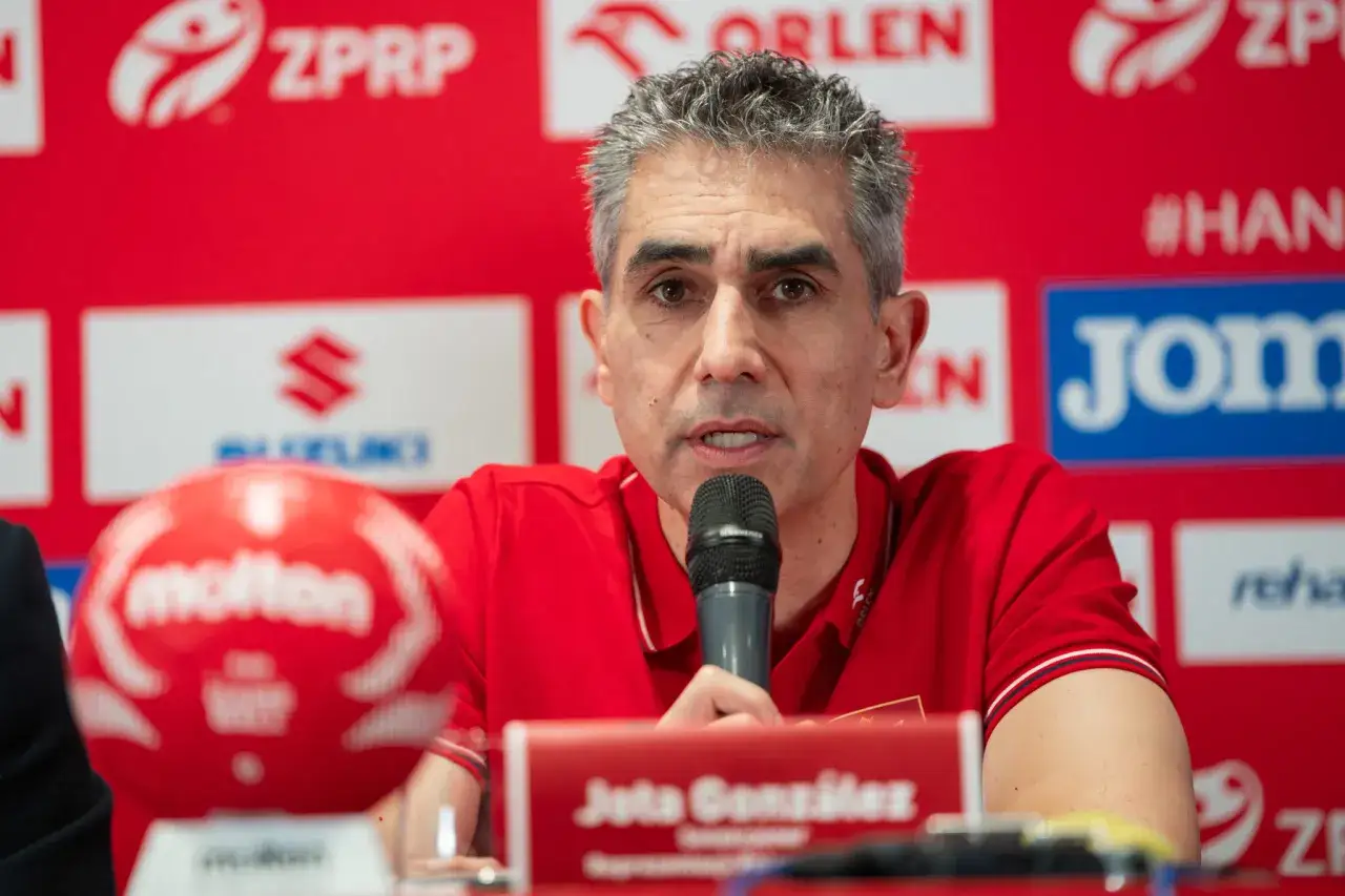 Jota González, jeden z trenerów reprezentacji Polski w piłce ręcznej, przemawia do mikrofonu.