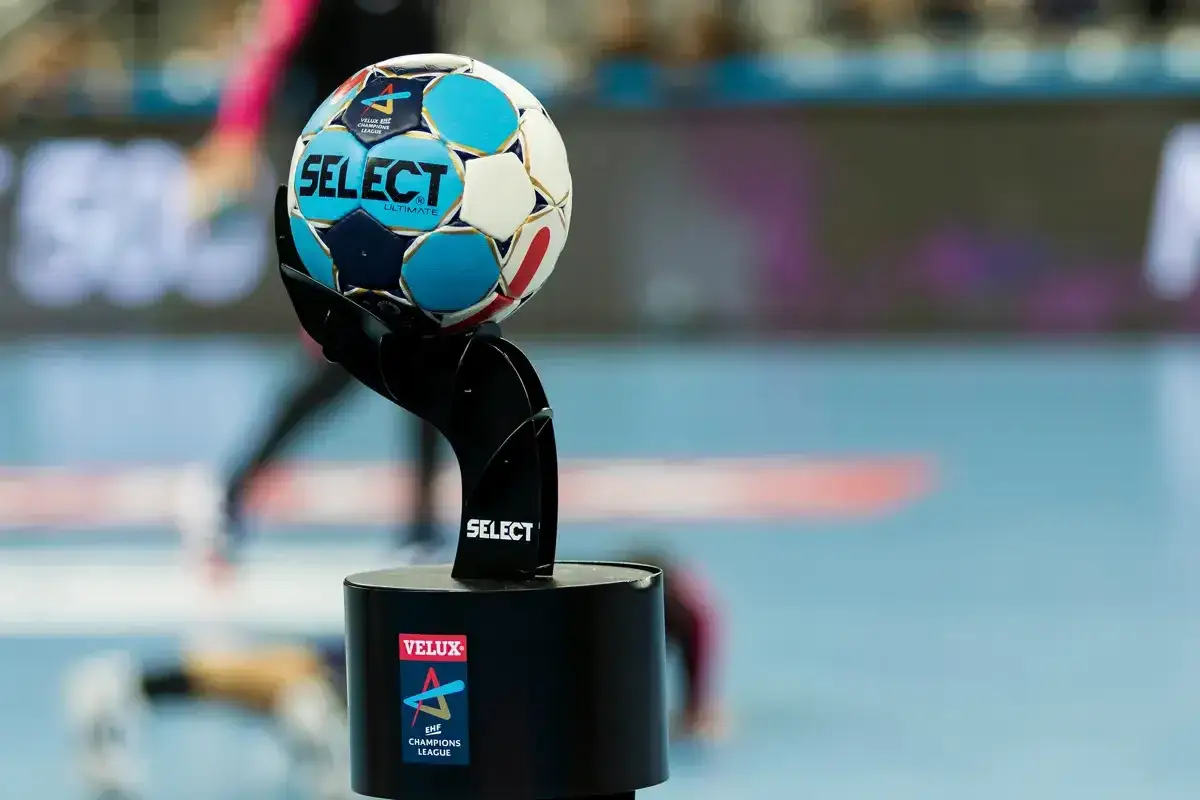 Piłka do piłki ręcznej Select na podium z logo EHF Champions League. Emocje przed finałem.