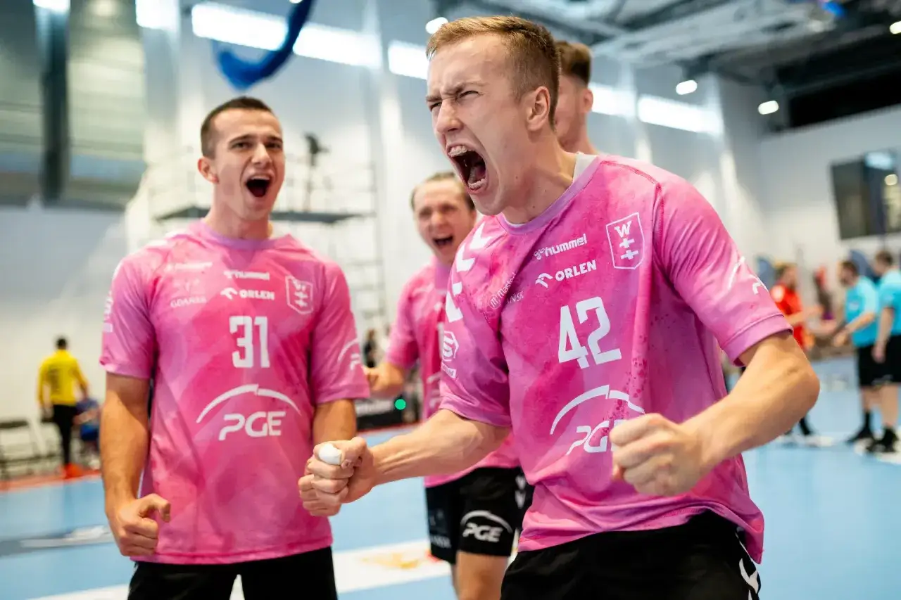 Piłkarze ręczni Toru Wybrzeże Gdańsk świętują zwycięstwo. Emocje sięgają zenitu!