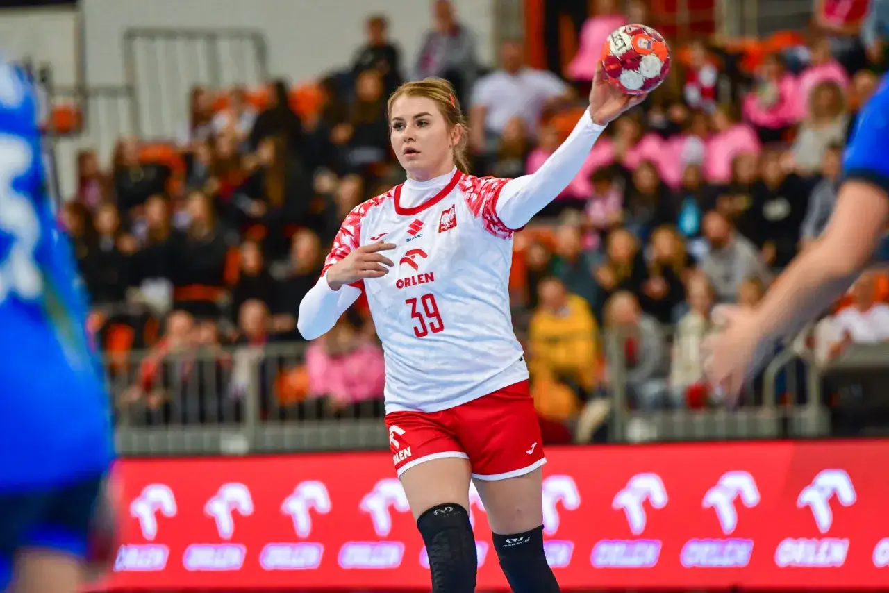 Natalia Nosek, zawodniczka z numerem 39, rzuca piłką do bramki podczas meczu.