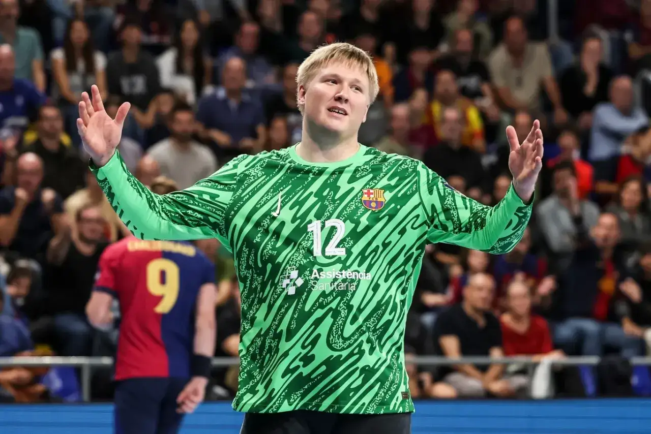 Bramkarz FC Barcelona w zielonej koszulce z numerem 12, z podniesionymi rękami, cieszy się z gry. Vive Barcelona!