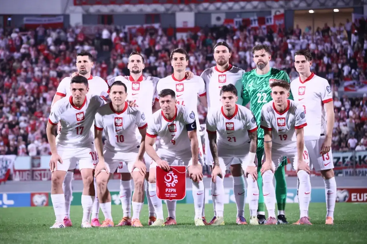 Cała me grupa polska w białych strojach, gotowa do gry.