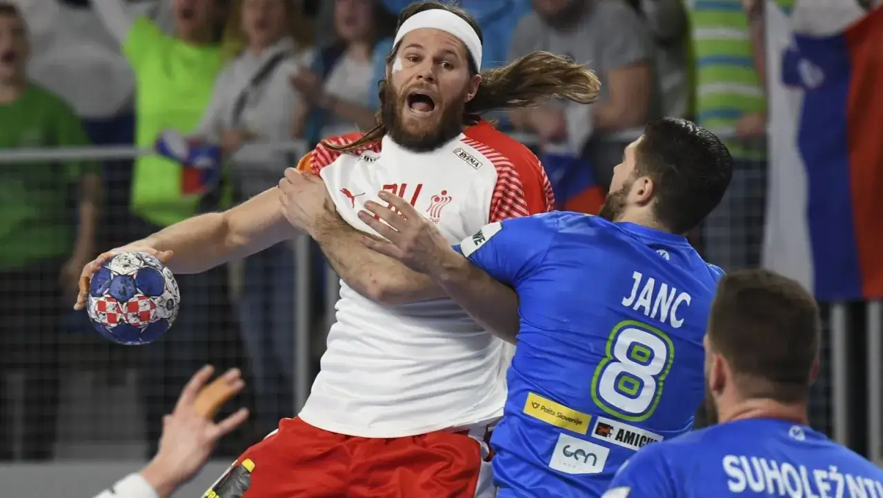Hans Lindberg w akcji, walczy o piłkę z przeciwnikiem.