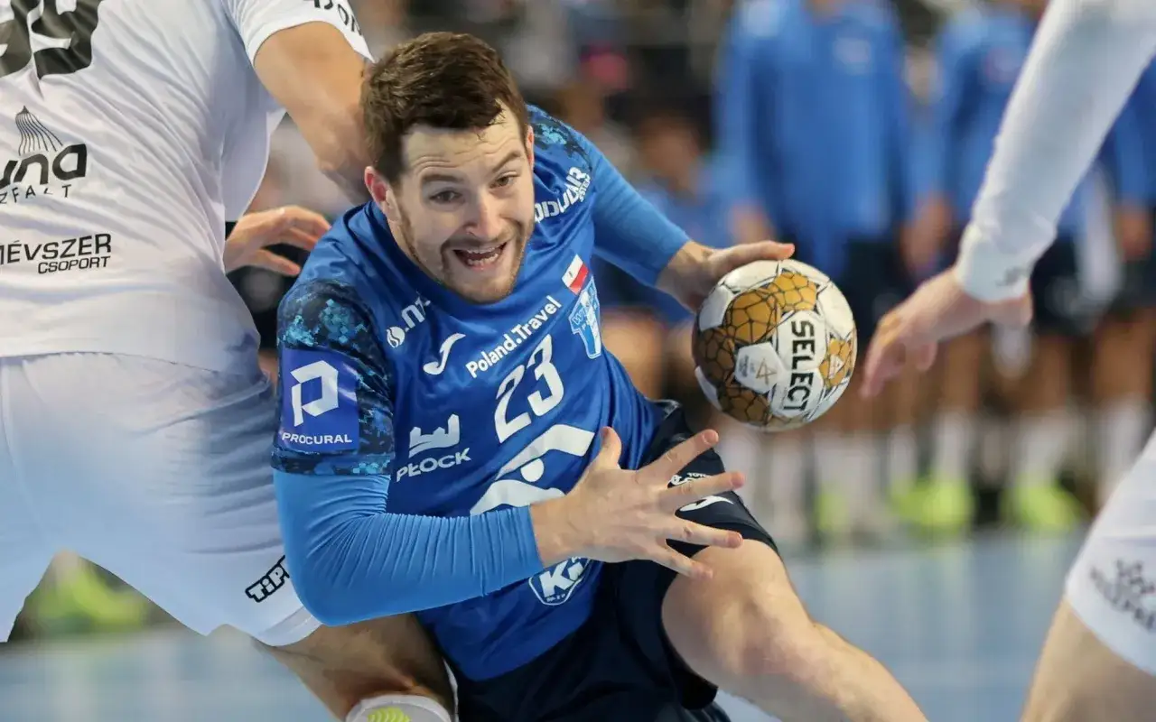 Piłkarz ręczny Orlen Wisły Płock z numerem 23 w akcji.