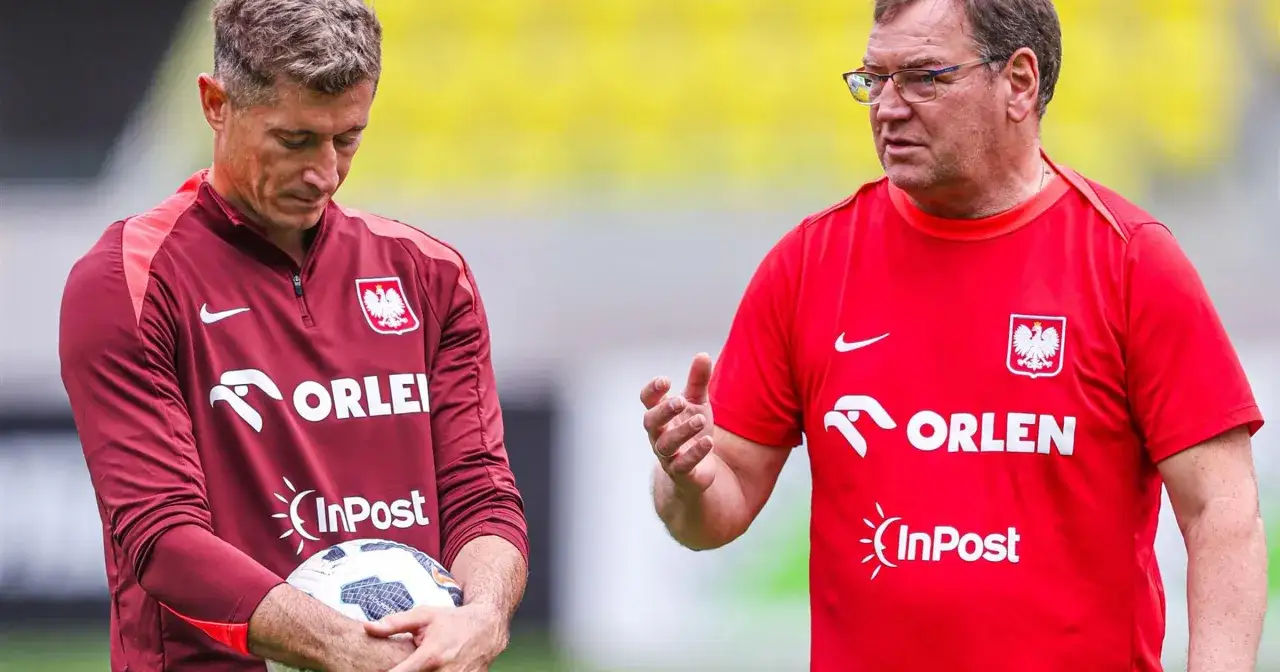 Robert Lewandowski z piłką i trener rozmawiają. To me grupa polska, dumni z naszych barw narodowych.