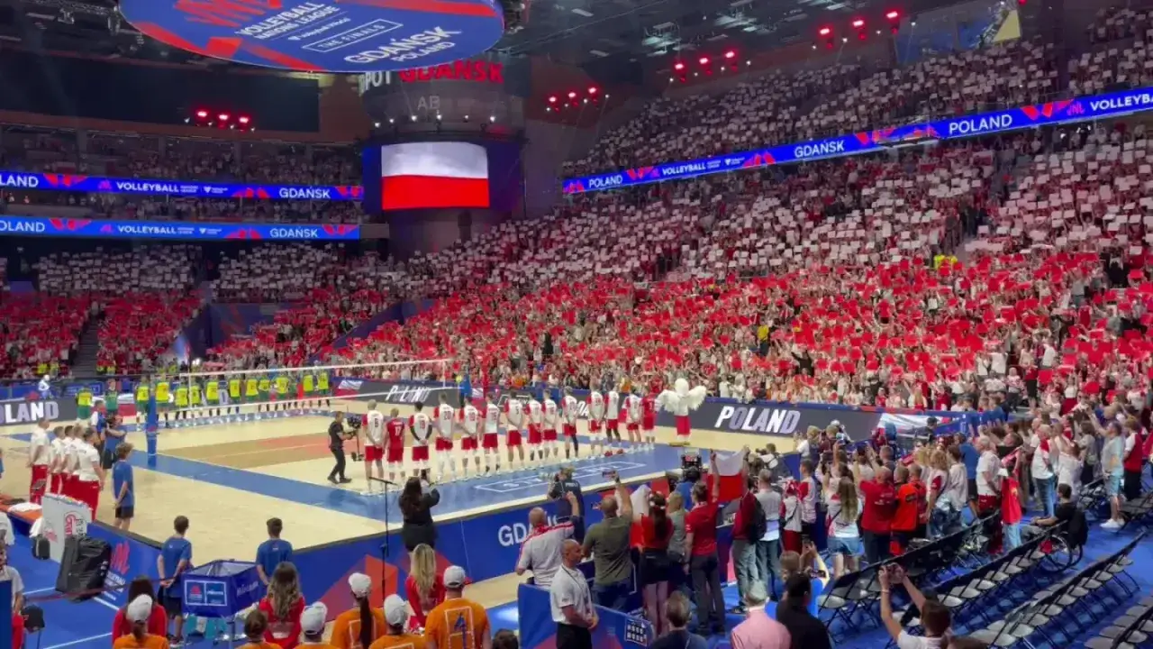 Polska Francja w Ergo Arenie, kibice z flagami biało-czerwonymi tworzą morze.