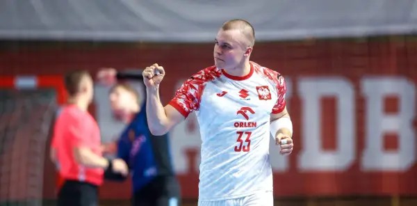 Jakub Szyszko, zawodnik z numerem 33 na koszulce, świętuje zdobycie punktu.
