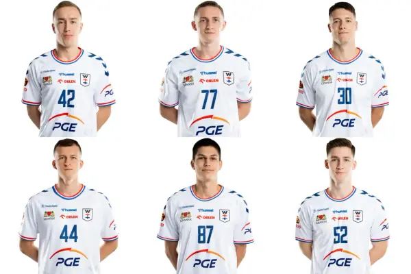 Sześciu zawodników w białych koszulkach z numerami 42, 77, 30, 44, 87, 52. Jakub Skrzyniarz mógłby być jednym z nich.